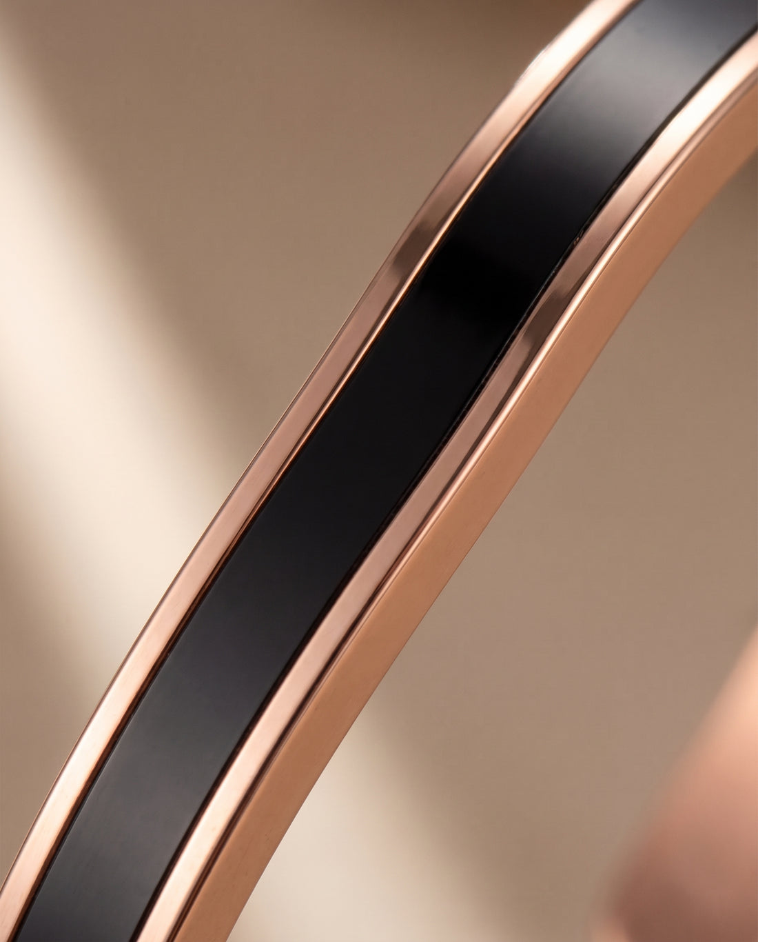 Single Stripe: macro detail of the continuous black inlay stripe and polished copper borders